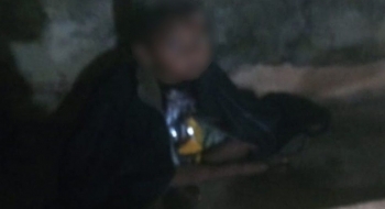 Pai é preso suspeito de deixar criança dormindo na calçada enquanto bebia em bar